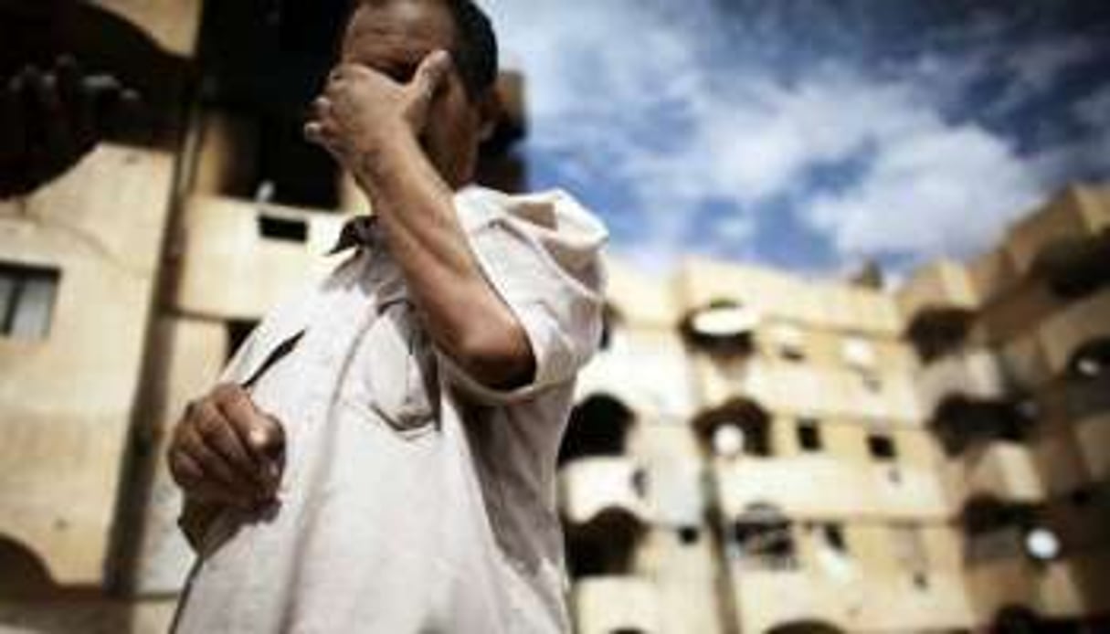 Le désespoir d’un habitant de Bani Walid devant des immeubles endommagés le 30 octobre 2011 à Ban © Marco Longari/AFP