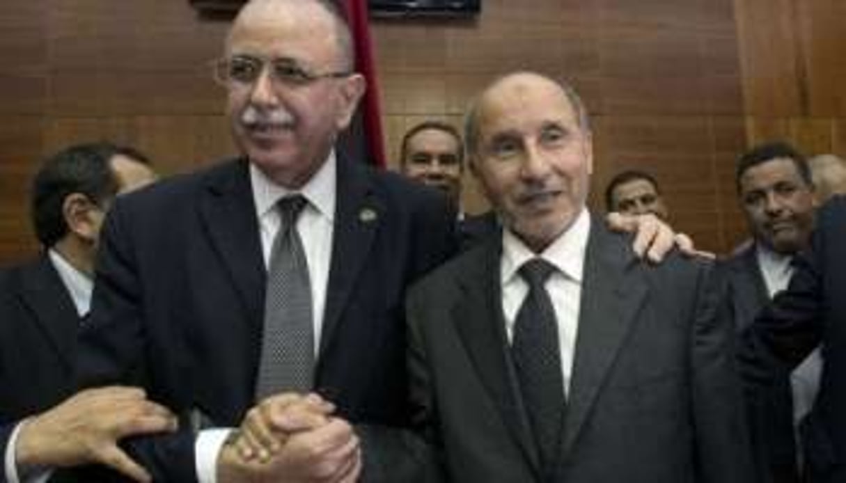Abdel Rahim al-Kib (g) est félicité par le chef du CNT Mustafa Abdeljalil, le 31 octobre 2011 à T © AFP