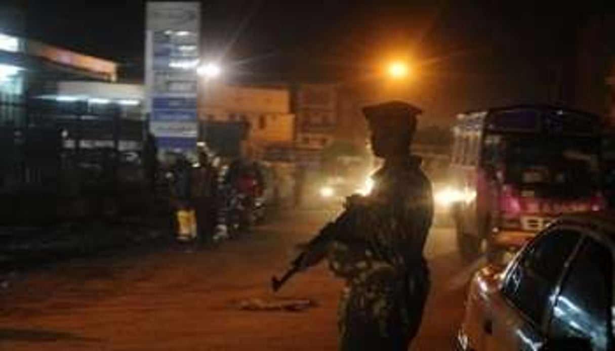 Un policier kenyan après un attentat à Nairobi attribué aux islamistes des shebab, le 24 octobre © AFP