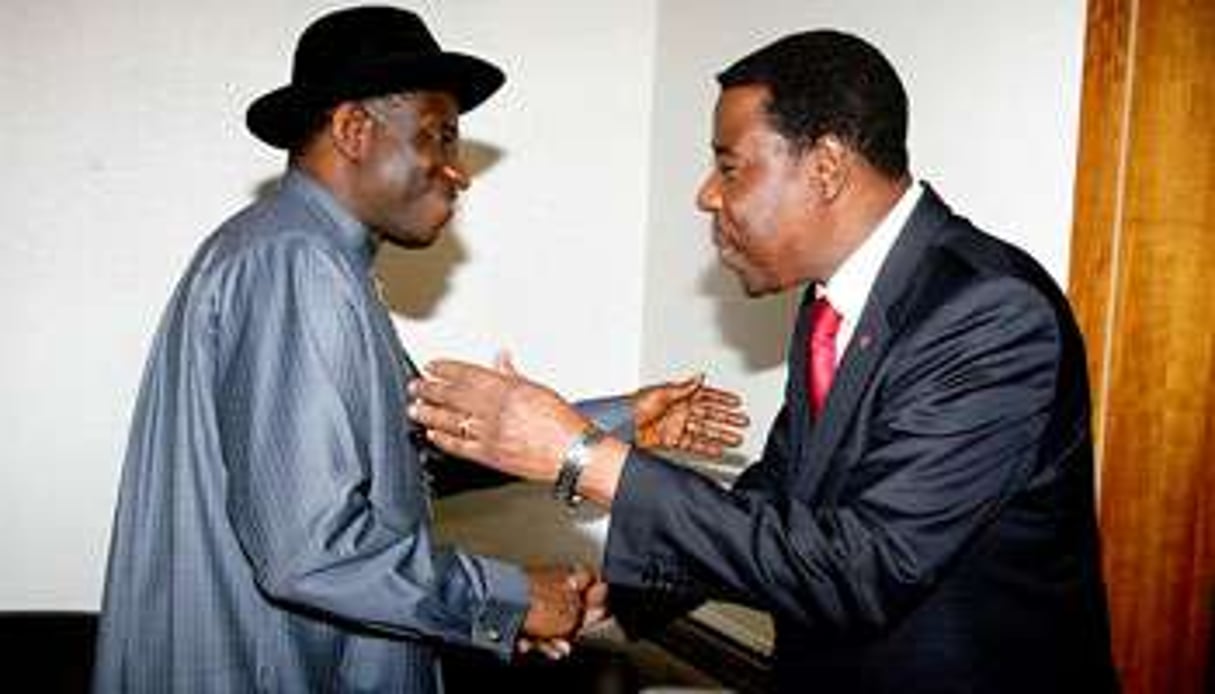 Président en exercice de la Cedeao, Goodluck Jonathan accueille Boni Yayi. © Emmanuel Wole/AFP