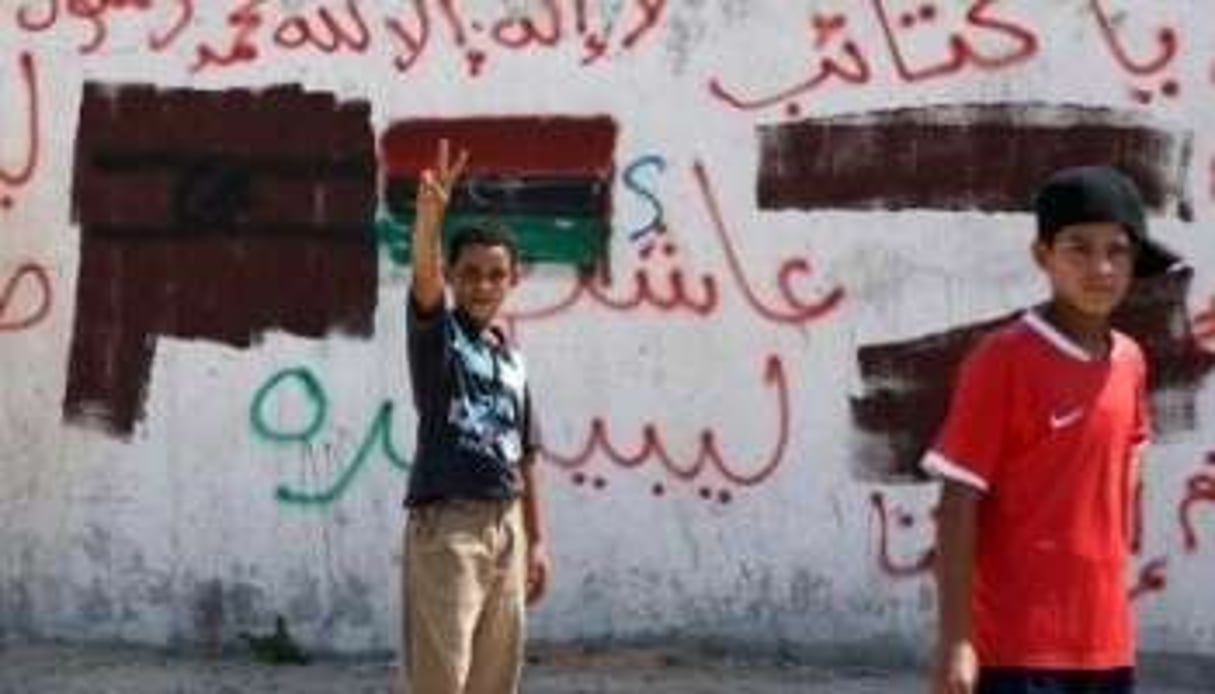 Des enfants dans les rues de Tripoli, après la prise de la capitale libyenne par les pro-CNT. © AFP