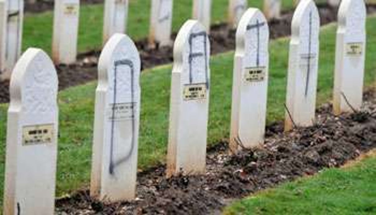 Tombes musulmanes profannées dans un cimetière en France, à Ablain-Saint-Nazaire, en 2008. © AFP