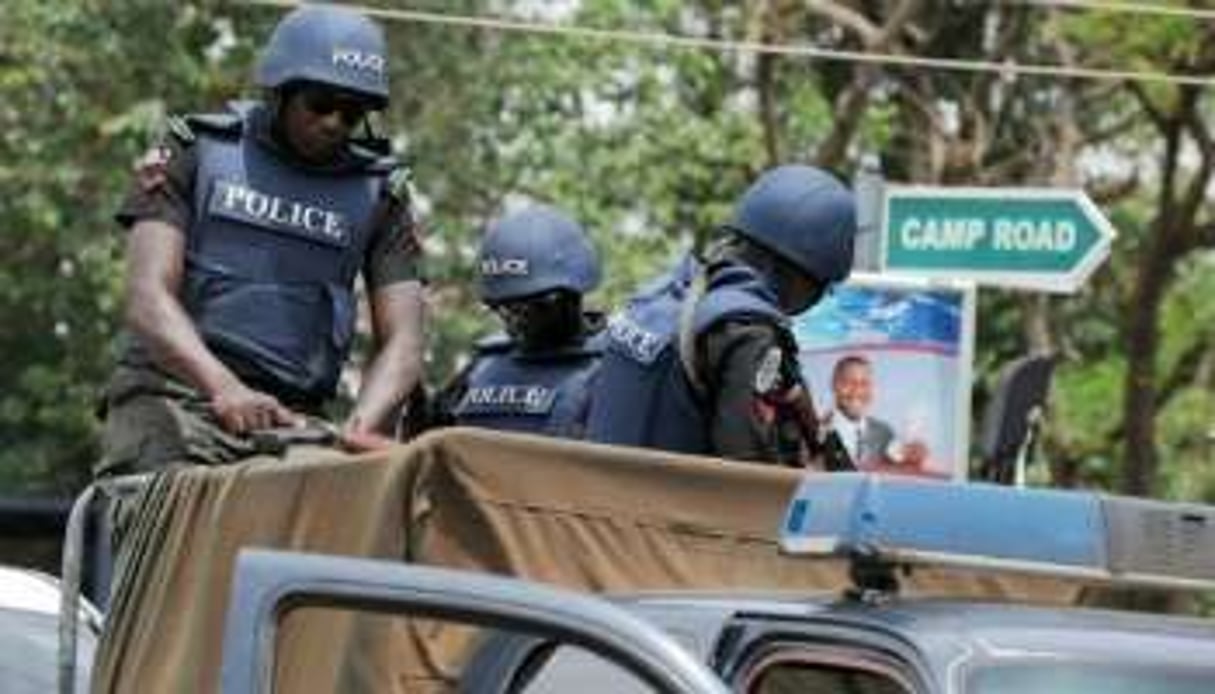 Des policiers nigérians en patrouille à Kaduna, le 28 avril 2011. © Puis Utomi Ekpei/AFP