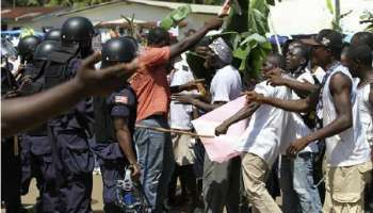 Des partisans de Winston Tubman font face aux forces de l’ordre, le 7 novembre 2011 à Monrovia. © Luc Gnago/Reuters