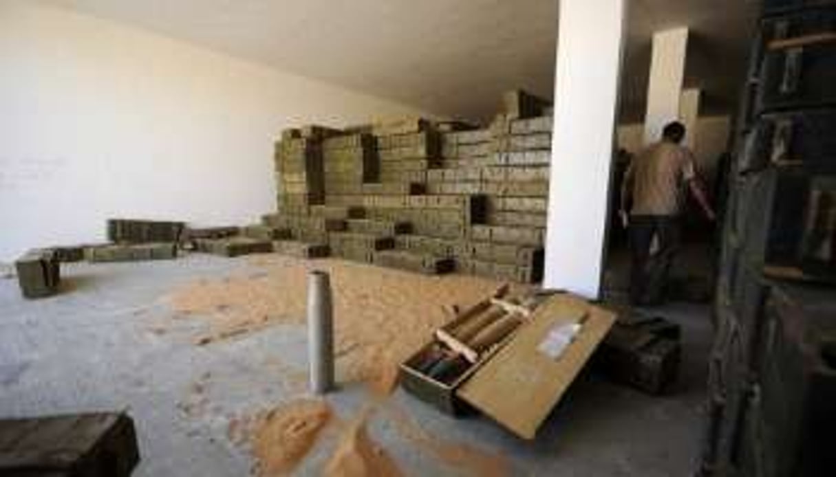 Des caisses d’armes dans un bunker abandonné en Libye, près de Syrte, le 26 octobre 2011. © AFP/Philippe Desmazes