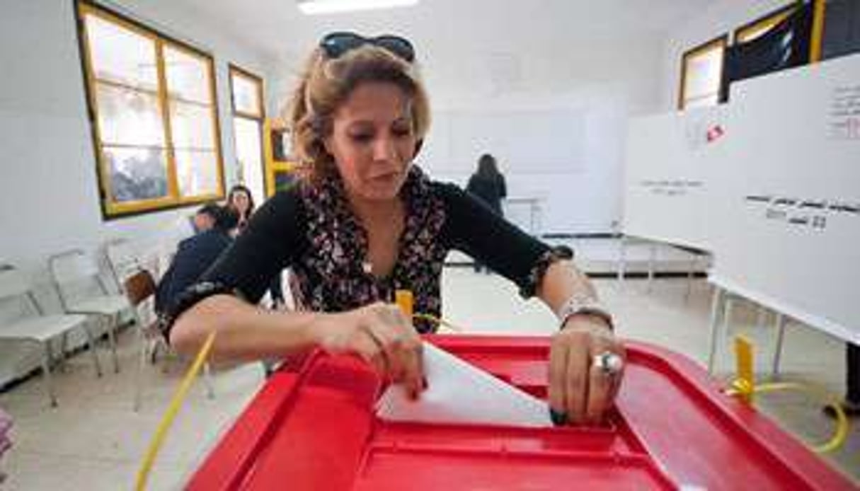 Une femme vote le 23 octobre 2011. © Nicolas Fauqué pour J.A.