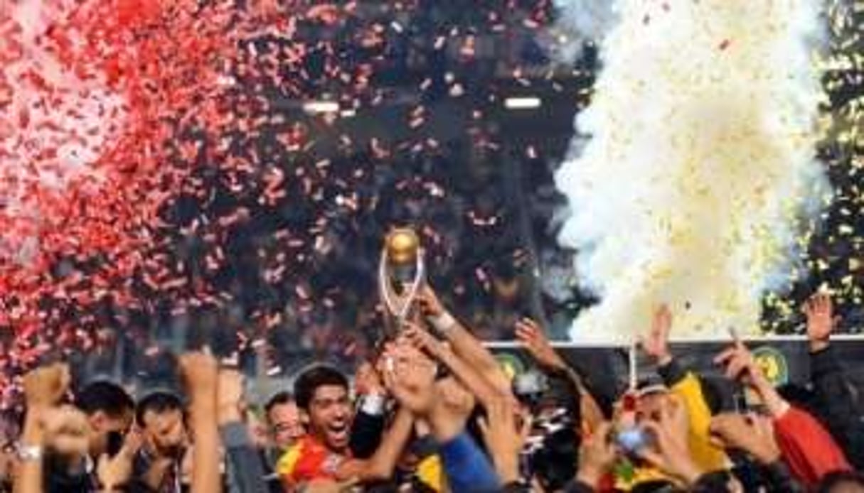 Les joueurs de l’Espérance Tunis soulèvent le trophée de la Ligue des champions d’Afrique. © AFP