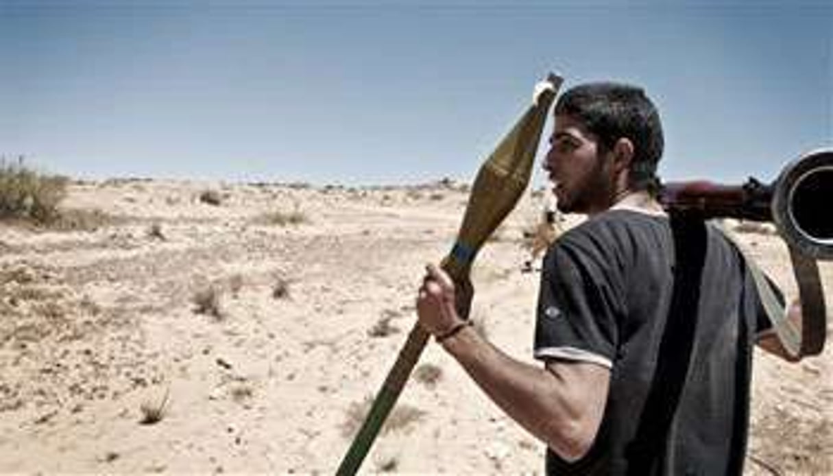 Un combattant rebelle transporte un lance-roquettes. © AFP/Colin Sumers