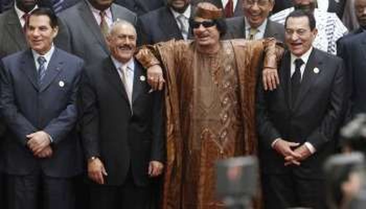 Mouammar Kaddafi entre Ben Ali, Saleh, et Moubarak, le 10 octobre 2010 à Syrte. © Asmaa Waguih/Reuters