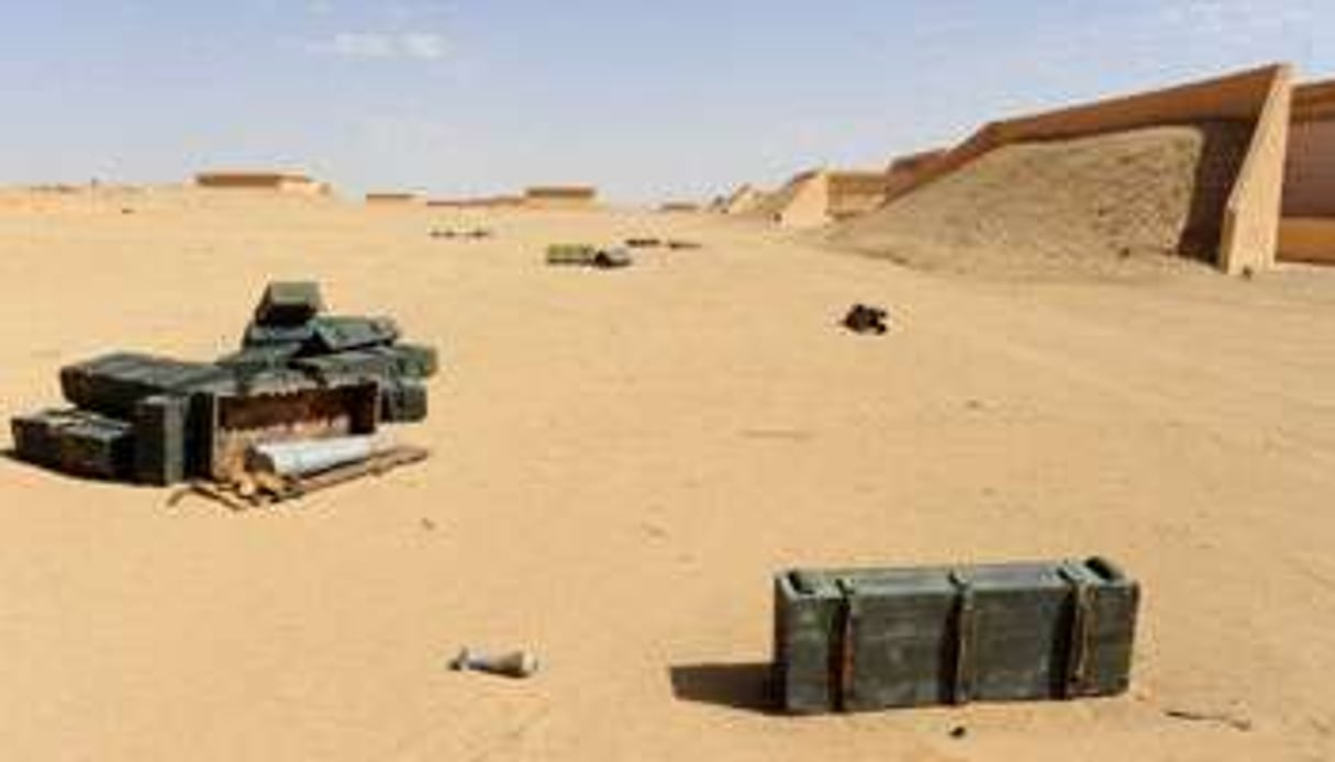 Des caisses de munitions à l’abandon dans le désert en Libye, le 26 octobre 2011. © AFP