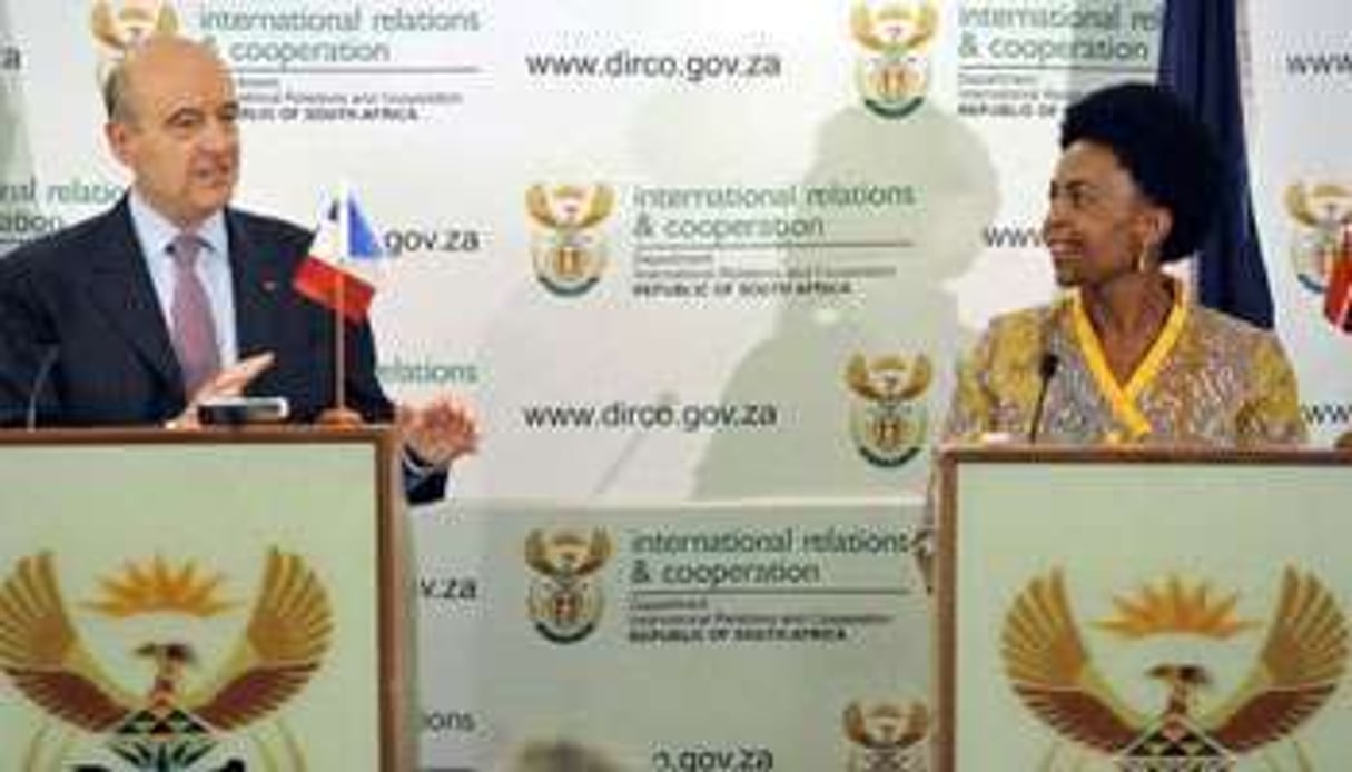 Les ministres français et sud-africain Juppé et Nkoana-Mashabane, à Pretoria le 11 novembre. © AFP