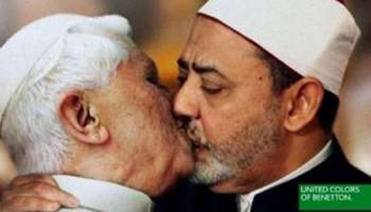 Cette photo, représentant le pape embrassant l’imam Ahmed al-Tayeb, est au coeur de la polémique. © AFP/Benetton
