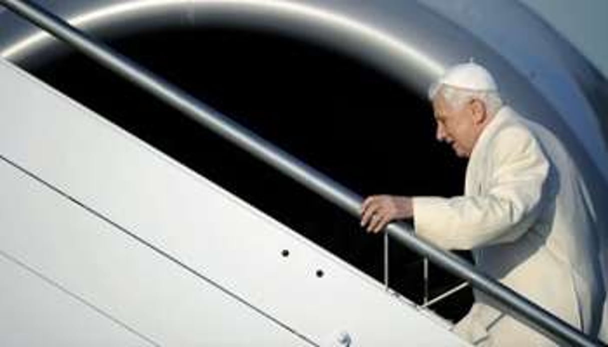 Le pape Benoît XVI embarque le 18 novembre 2011 à Rome pour se rendre au Bénin. © AFP