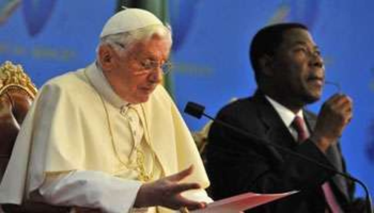 Le pape Benoît XVI et le président du Bénin Yayi Boni (D), le 19 novembre 2011 à Cotonou. © AFP