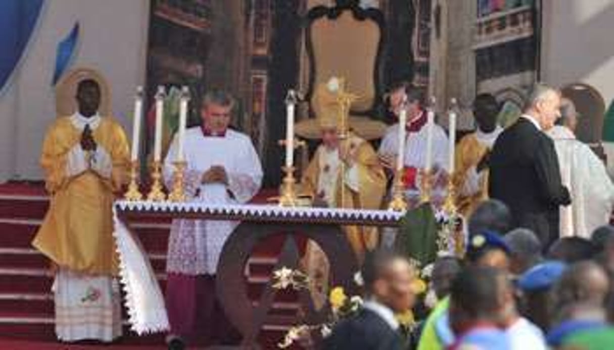 Le pape Benoît XVI célèbre la messe, le 20 novembre 2011 à Cotonou, au Bénin. © AFP