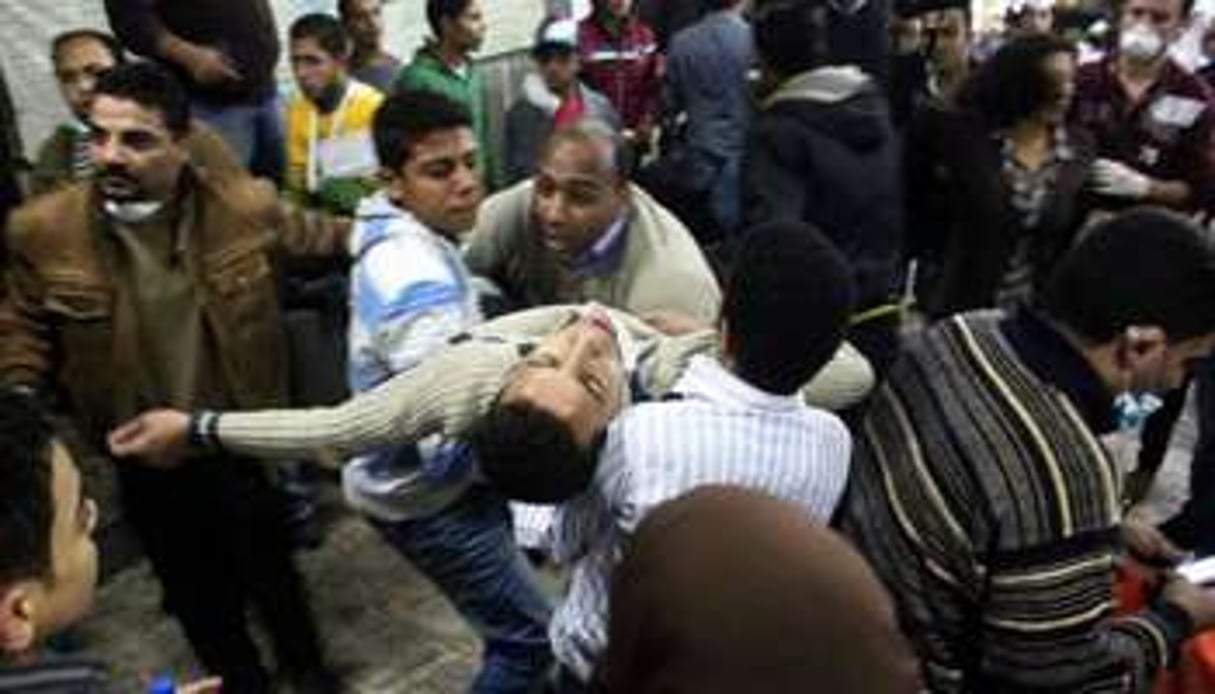 Un homme blessé lors de heurts le 20 novembre 2011 place Tahrir au Caire. © AFP