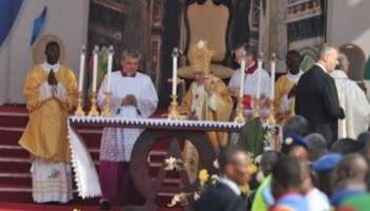 Le pape Benoît XVI célèbre la messe, le 20 novembre 2011 à Cotonou, au Bénin. © AFP