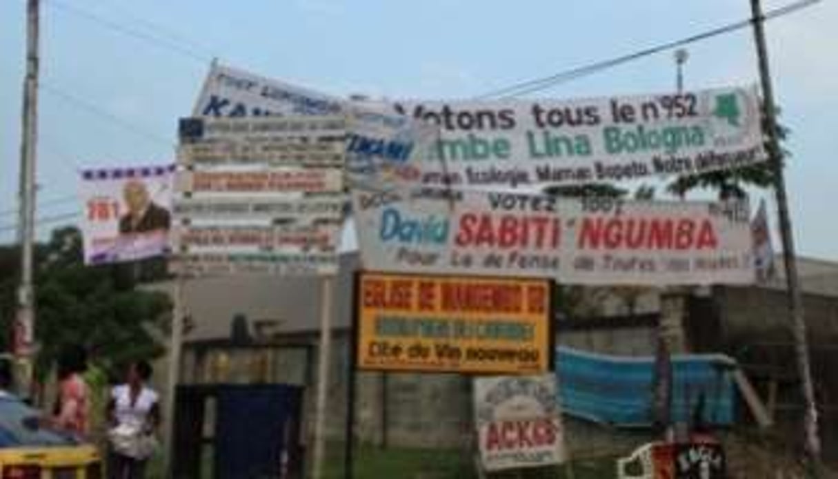 À Kinshasa, les banderoles électorales se chevauchent les unes les autres. © D.R.