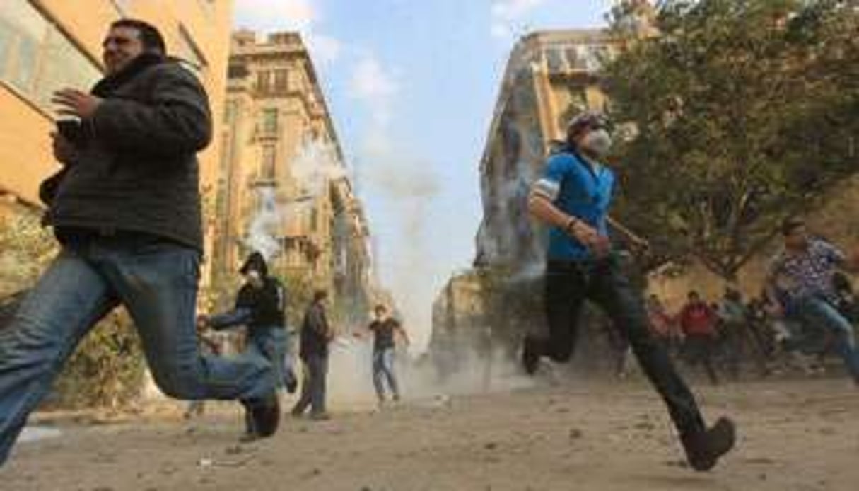 Des manifestants lors des affrontements avec la police, le 21 novembre, place Al-Tahrir. © AFP