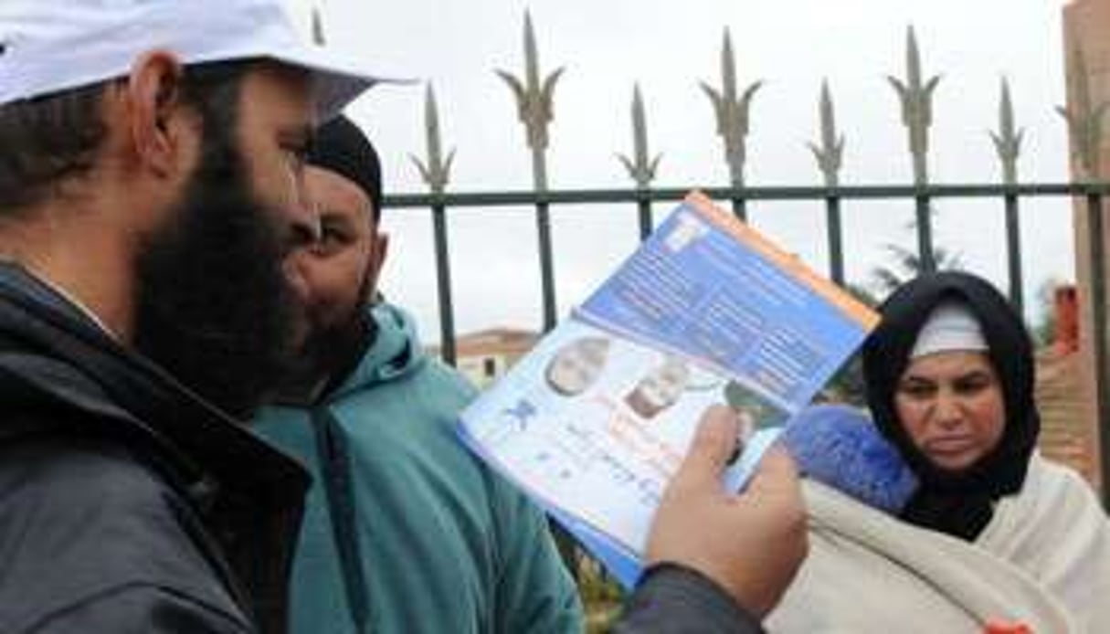 Un militant du parti marocain islamiste Justice et Développement distribue des tracts électoraux, © AFP