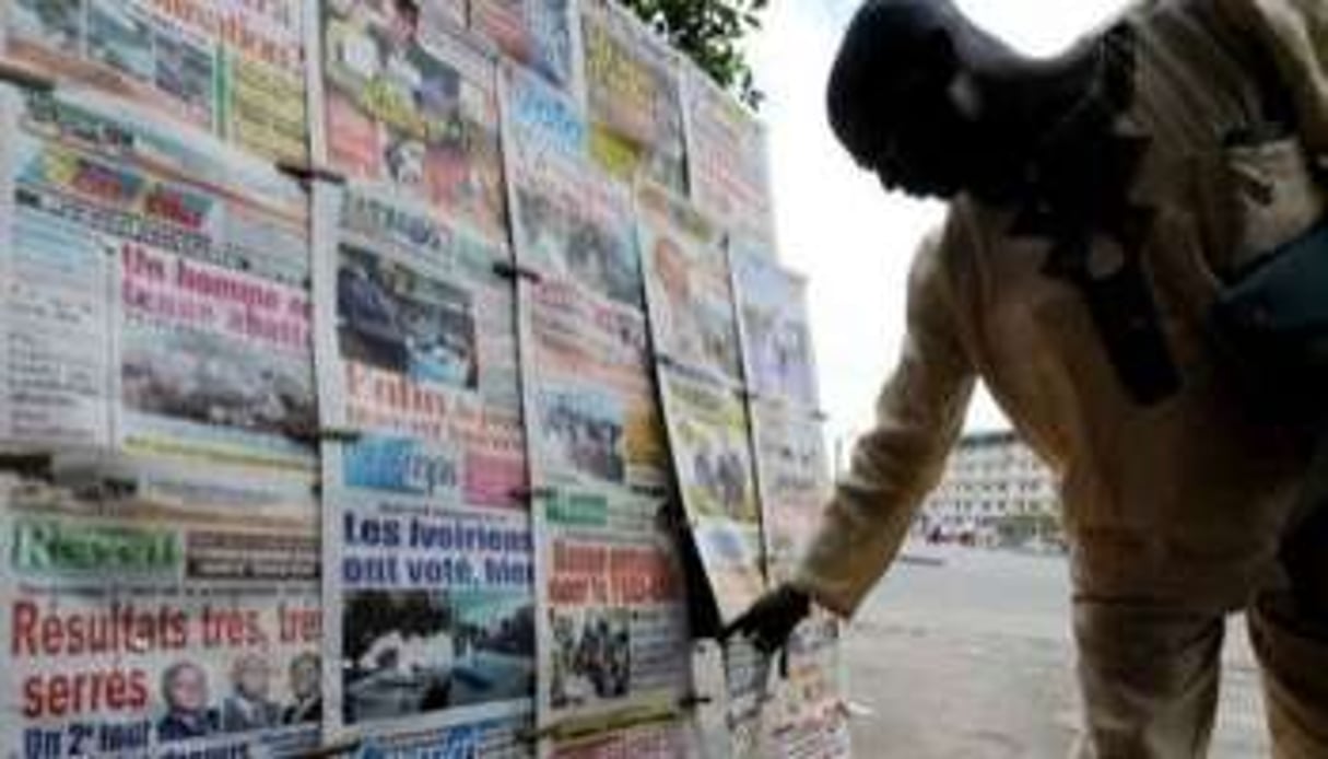 À Abidjan, la presse indépendante des partis politiques est très difficile à trouver. © AFP