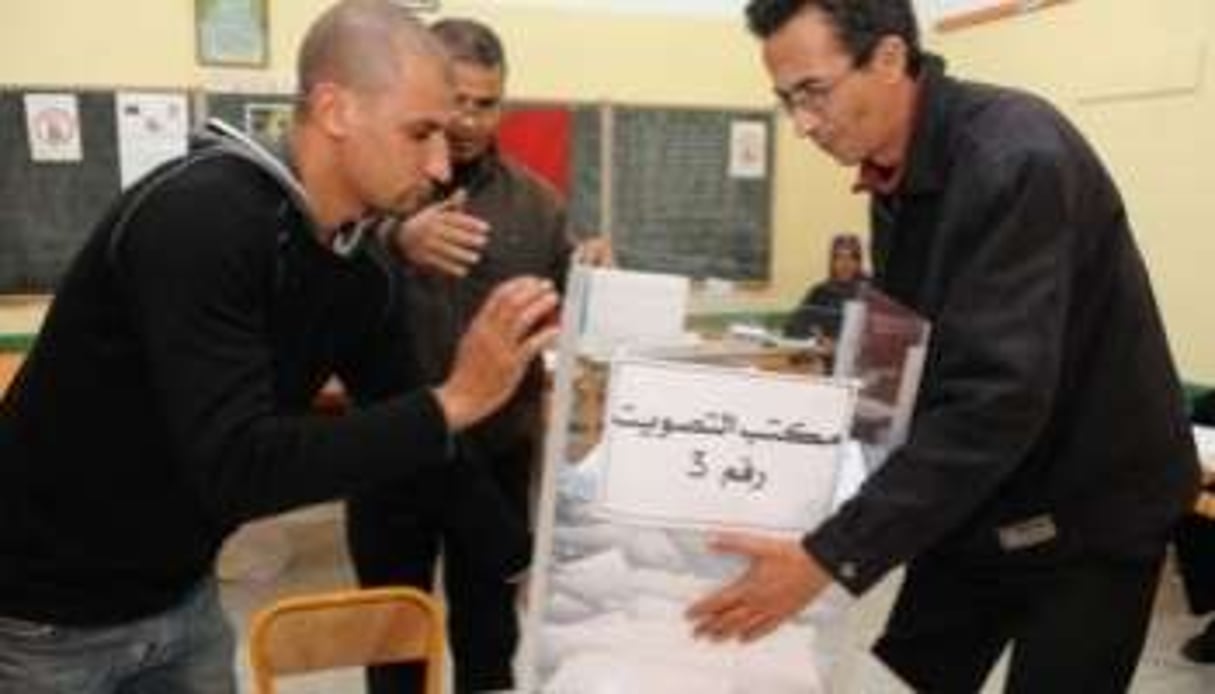Dépouillement des bulletins de vote le 25 novembre 2011 à Rabat. © AFP