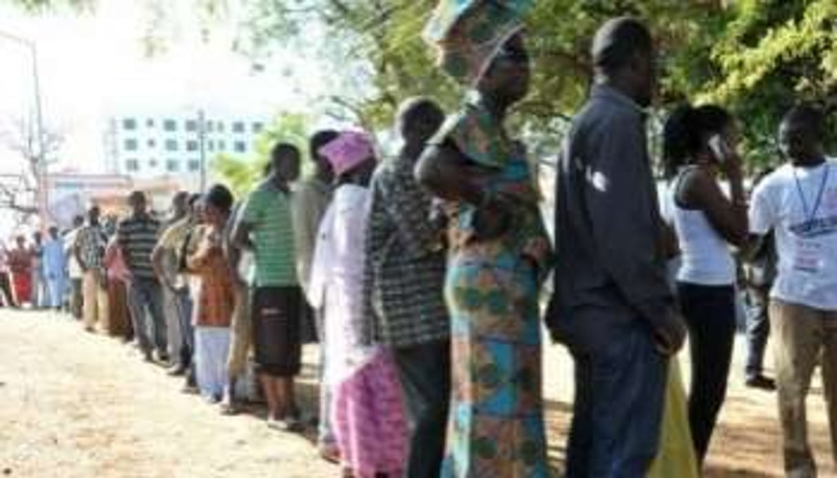 Des Gambiens patientent pour voter le 24 novembre à Serrekunda. © AFP