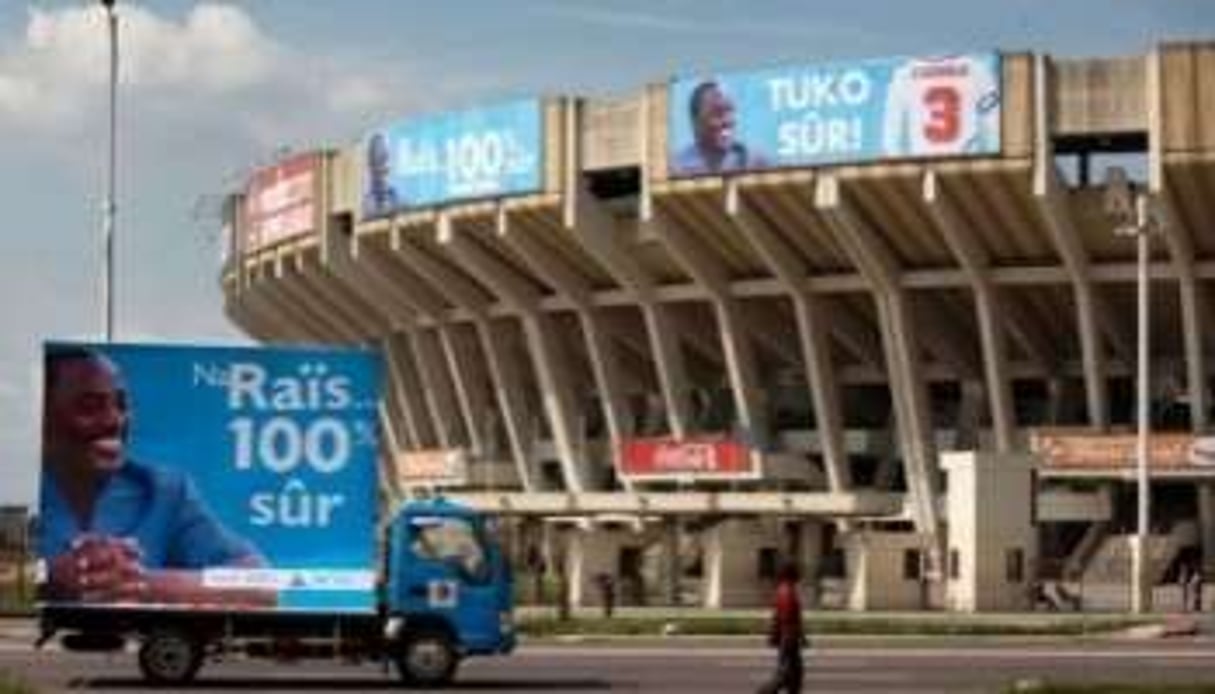 Affiche électorale le 7 novembre de Joseph Kabila 2011 devant le stade de Kinshasa. © AFP