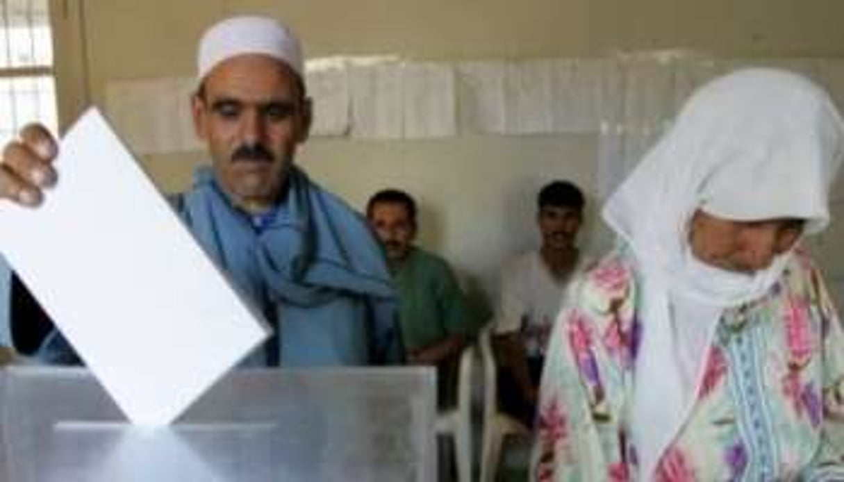 Des Marocains votent, le 25 novembre 2011. © Abdelhak Senna/AFP