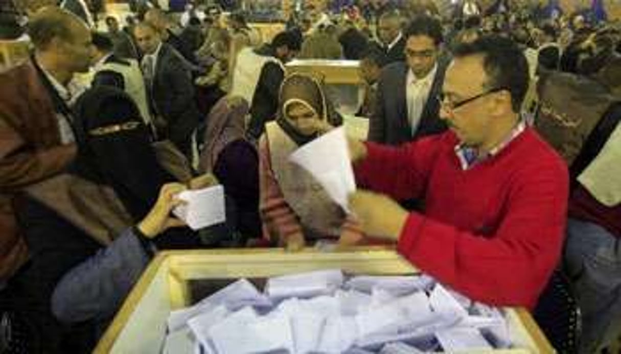 Décompte des bulletins de vote le 29 novembre 2011 au Caire. © Mahmud Hams/AFP