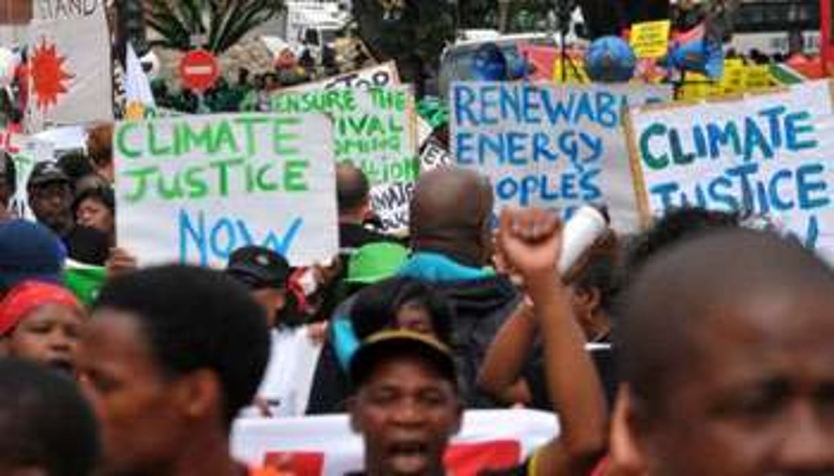 Des milliers de personnes manifestent à Durban le 3 décembre en marge du sommet sur le climat. © AFP
