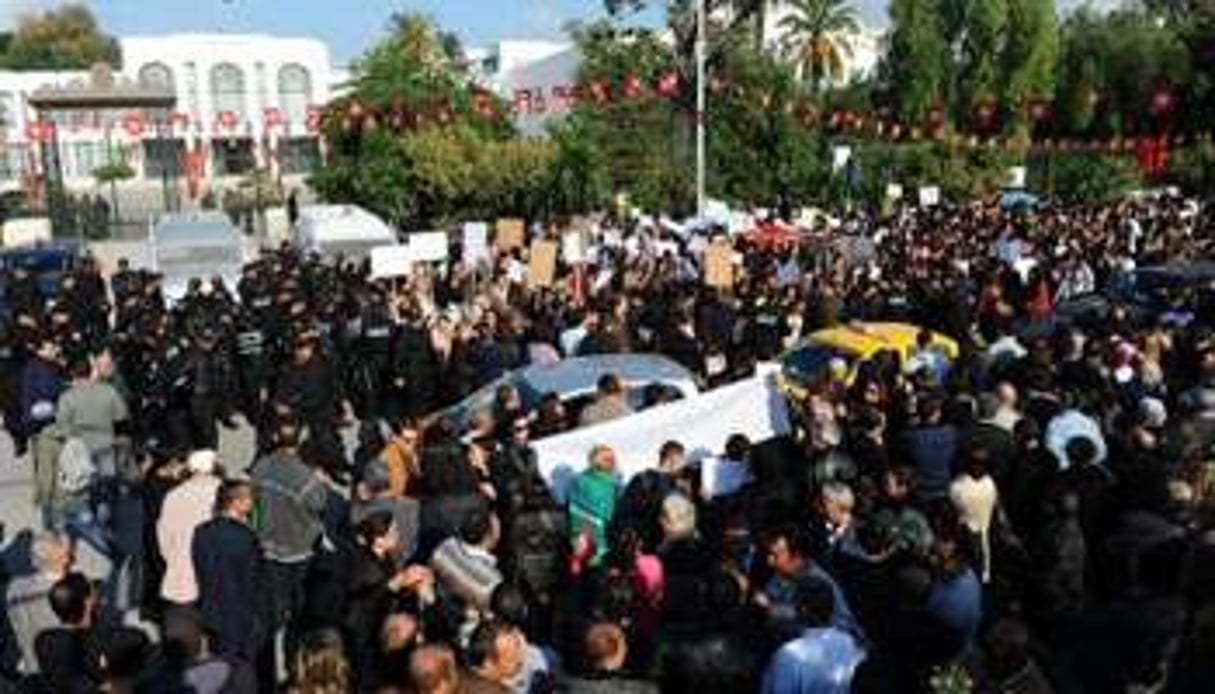 Manifestation devant l’Assemblée constituante, le 1er décembre 2011 à Tunis. © AFP