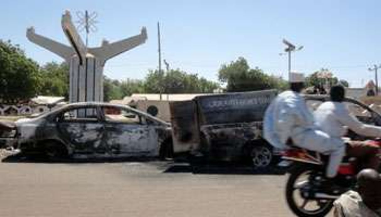 Des véhicules détruits par un attentat attribué à la secte Boko Haram, dans une rue de Damaturu. © AFP