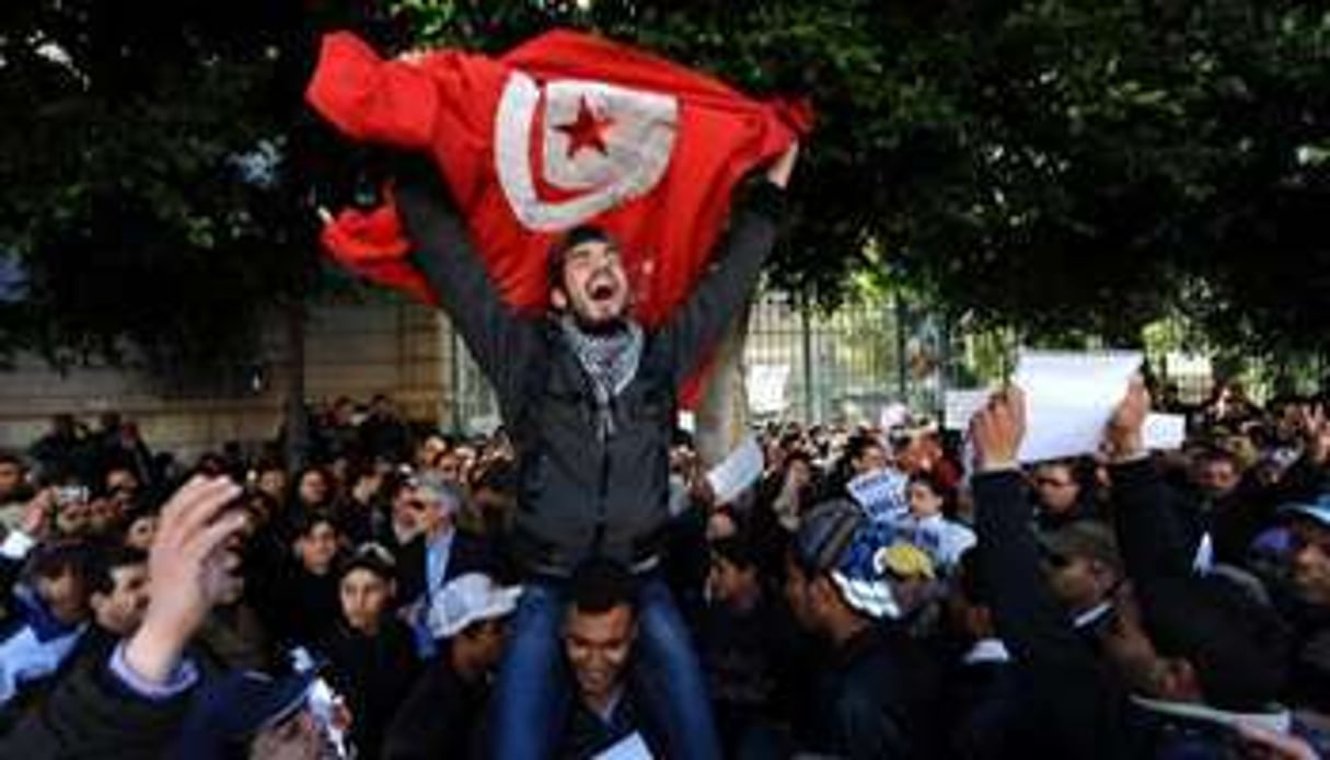 Un tunisien arborant le drapeau de son pays. © Fethi Belaid/AFP