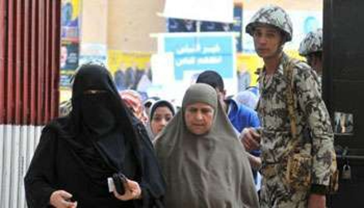 Des Égyptiennes à leur arrivée le 5 décembre 2011 dans un bureau de vote du Caire. © AFP