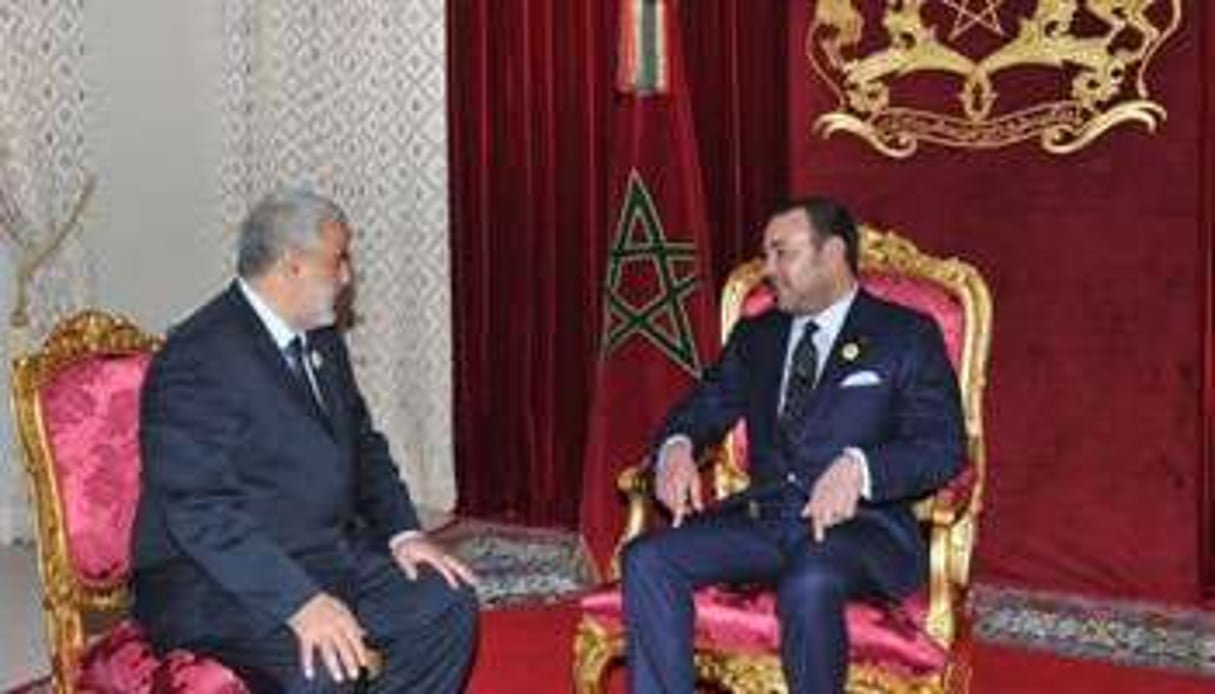Le roi Mohammed VI (D) et Abdelilah Benkirane, le chef du PJD, le 29 novembre 2011 à Midelt. © Azzouz Boukallouch/AFP