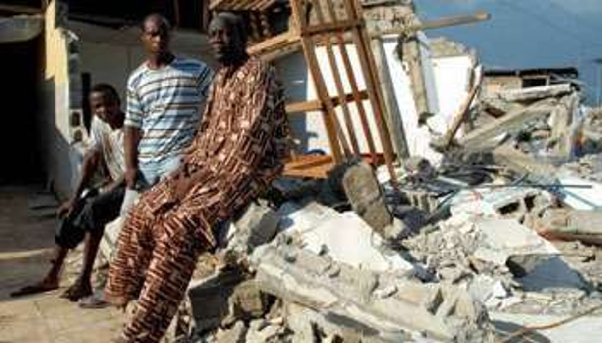 Des constructions « anarchiques » détruites le 8 novembre 2011 dans une banlieue de Libreville. © AFP
