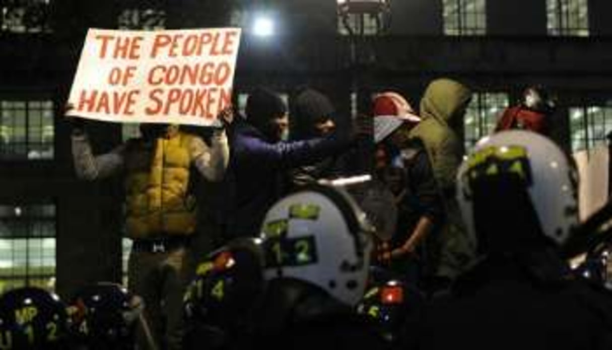 Des Congolais devant la résidence du Premier ministre britannique David Cameron, le 6 décembre. © Facundo Arrizabalaga/AFP