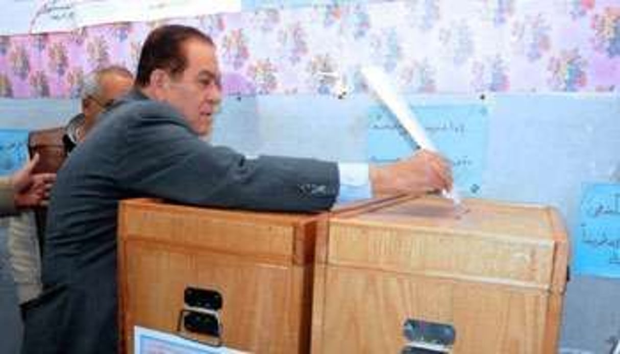 Le Premier ministre Kamal el-Ganzouri en train de voter le 28 novembre au Caire. © AFP