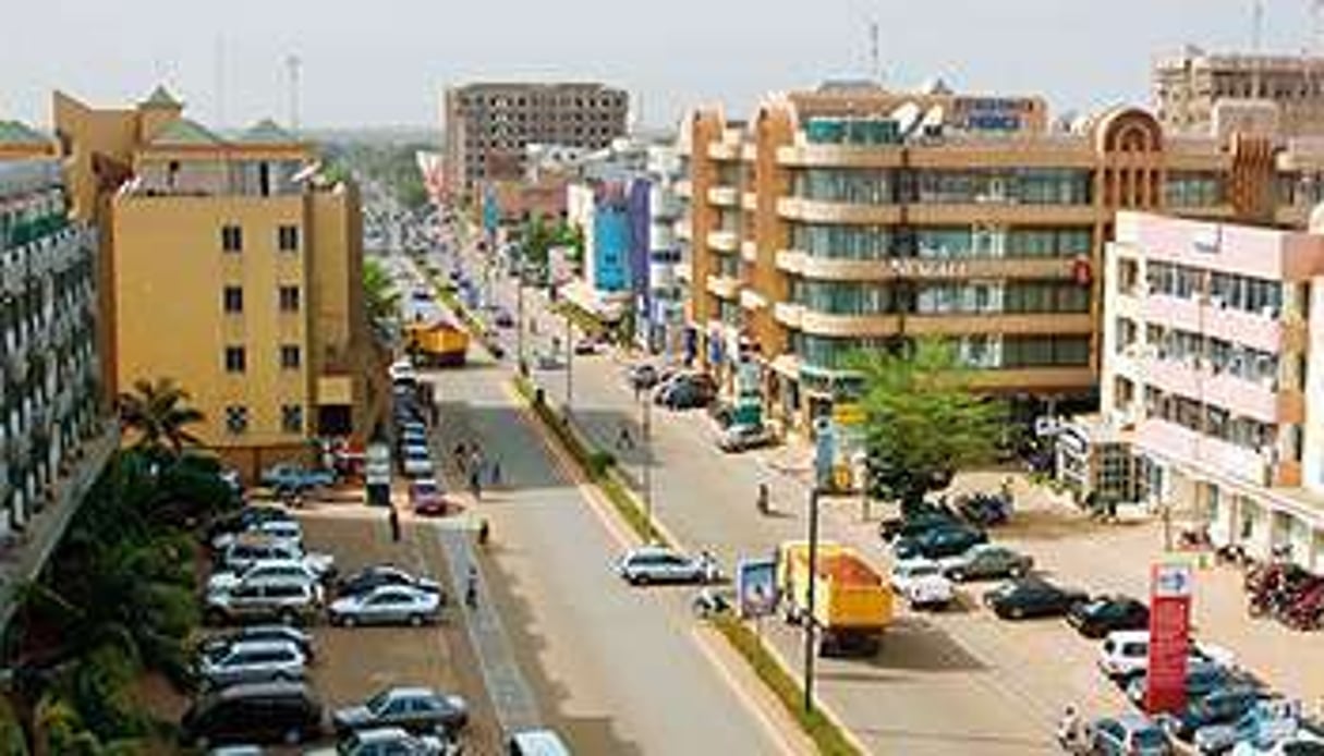 L’avenue Kwame-Nkumah, en plein centre-ville de Ouagadougou. © Yempabou Ahmed Ouoba pour J.A