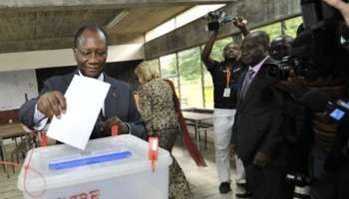 Le président ivoirien Alassane Ouattara vote à Abidjan, le 11 décembre 2011. © Sia Kambou/AFP