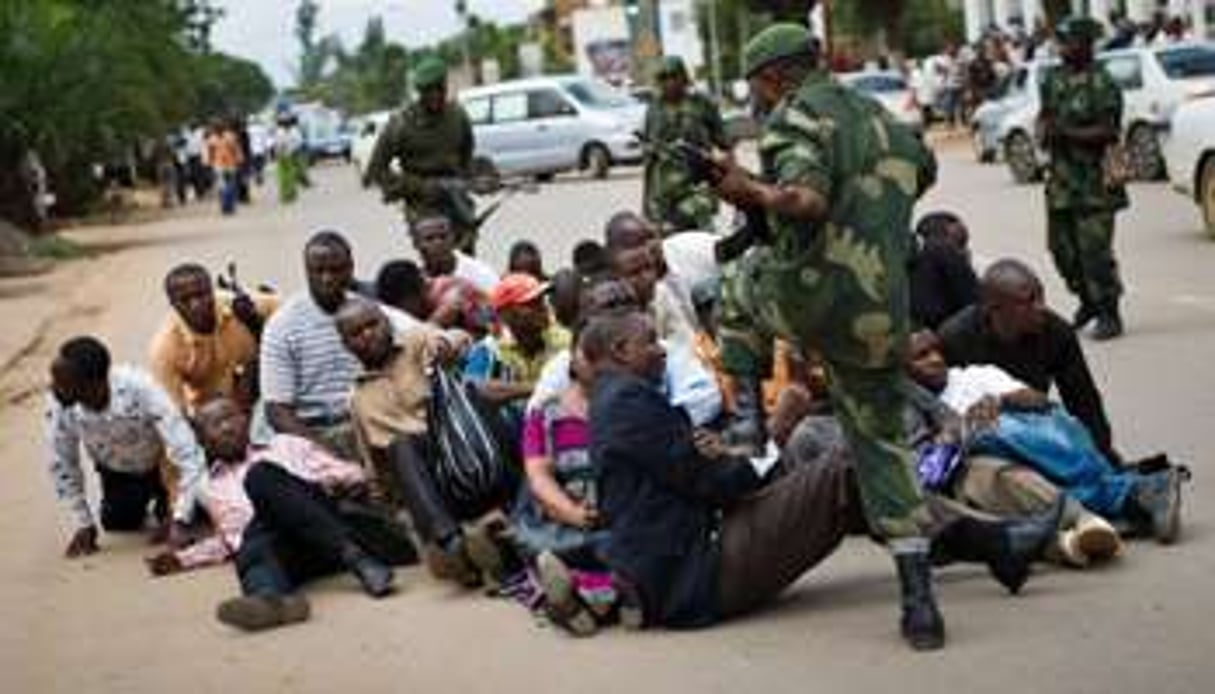 F. Mutomb (C), responsable de l’opposition, molesté par l’armée à Lubumbashi le 14 décembre. © AFP