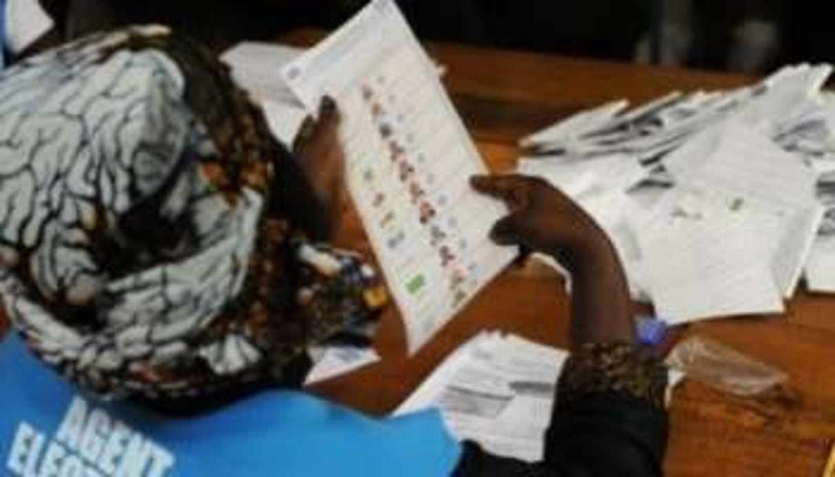 Décomptes des bulletins de vote le 28 novembre 2011 à Goma. © AFP