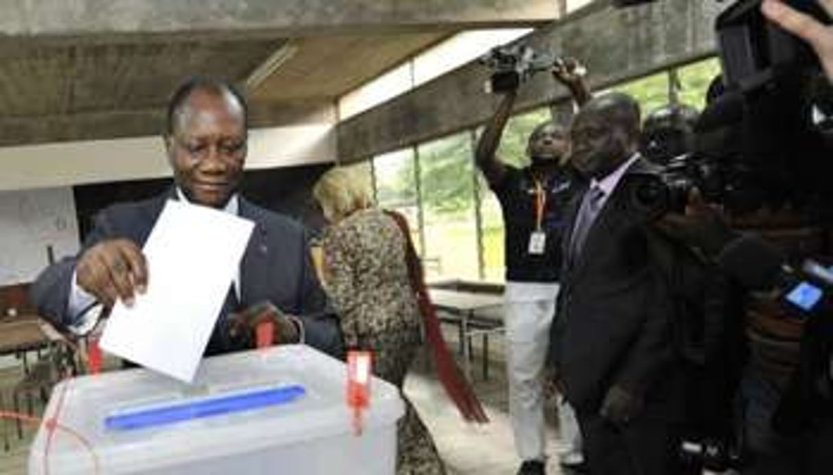 Le président ivoirien Alassane Ouattara vote aux législatives à Abidjan, le 11 décembre 2011. © AFP