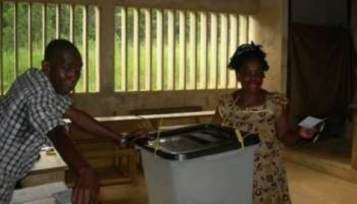 Delphine Alene-Ondo, une secrétaire retraitée, va voter le 17 décembre 2011 à Médouneu. © AFP
