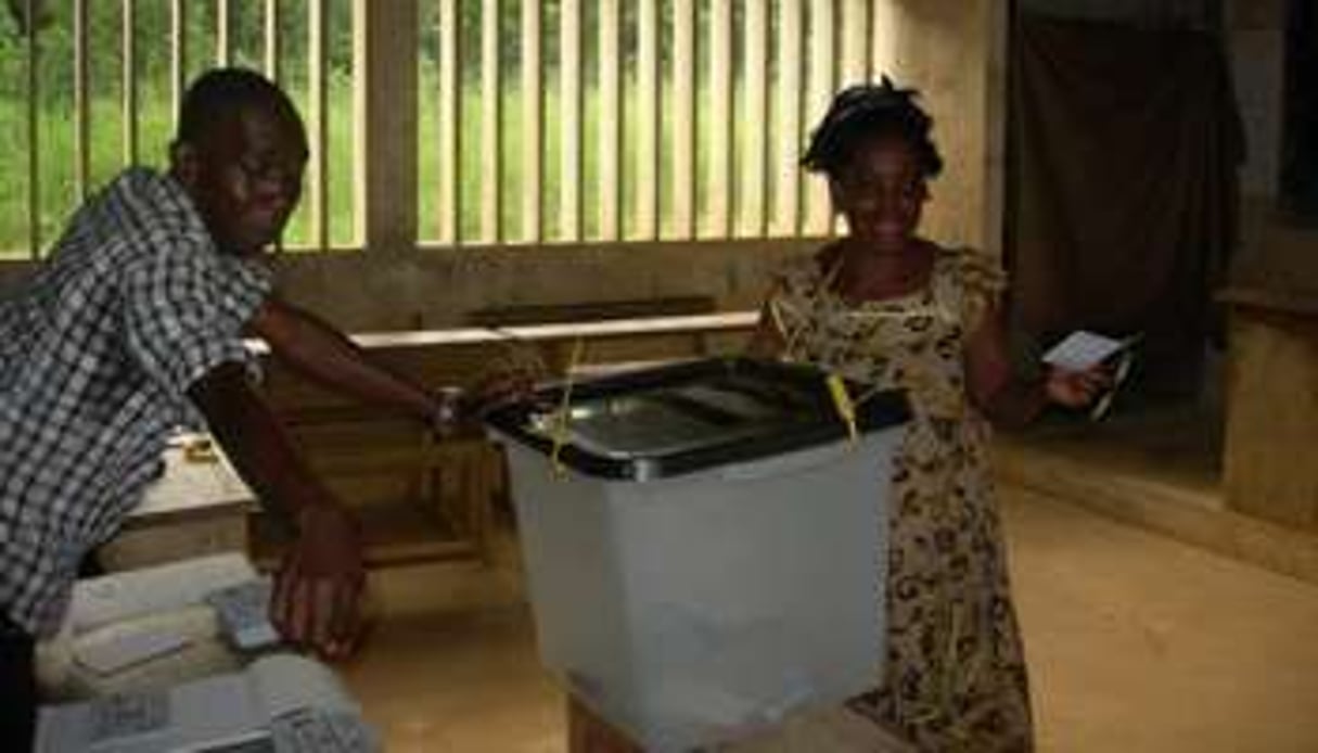 Une femme va voter le 17 décembre 2011 dans une école de Médouneu. © Patrick Fort/AFP