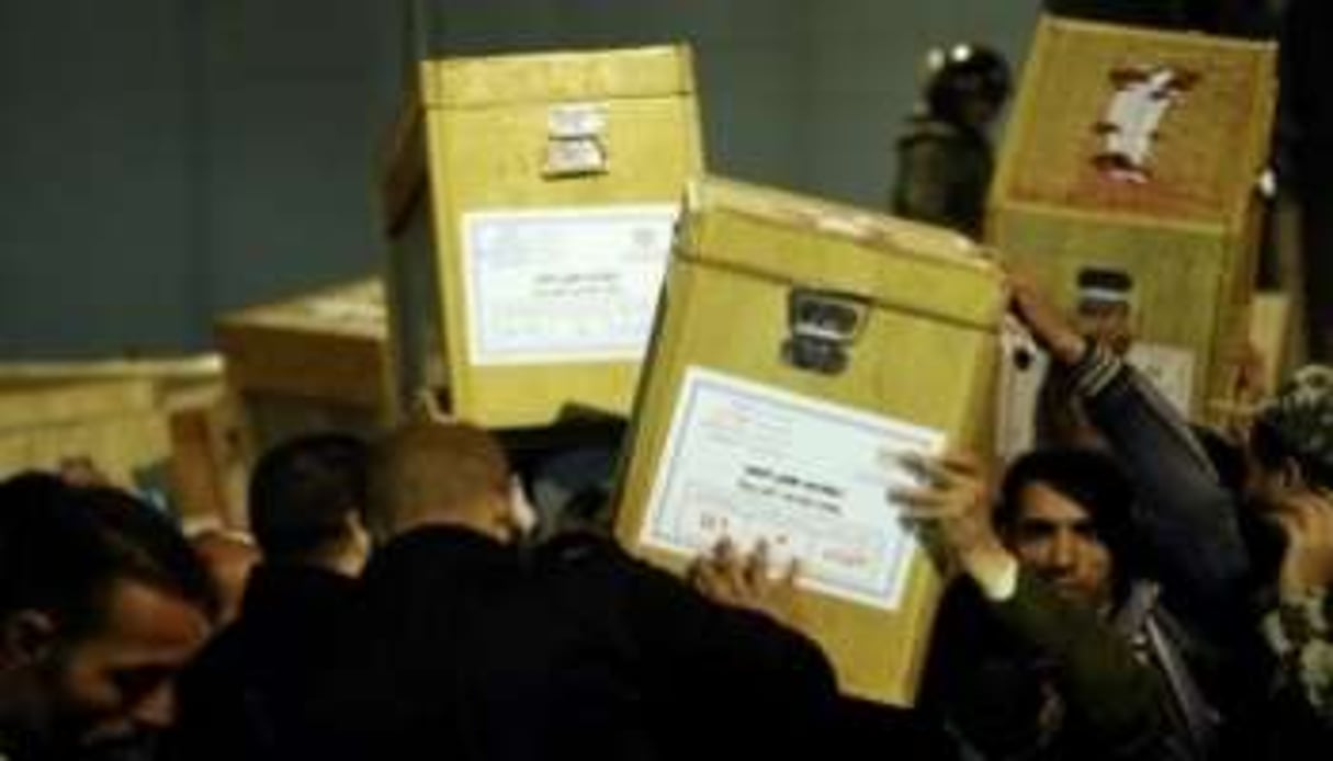 Des urnes contenant des bulletins de vote quittent un bureau de vote au Caire, le 22 décembre 2011. © AFP
