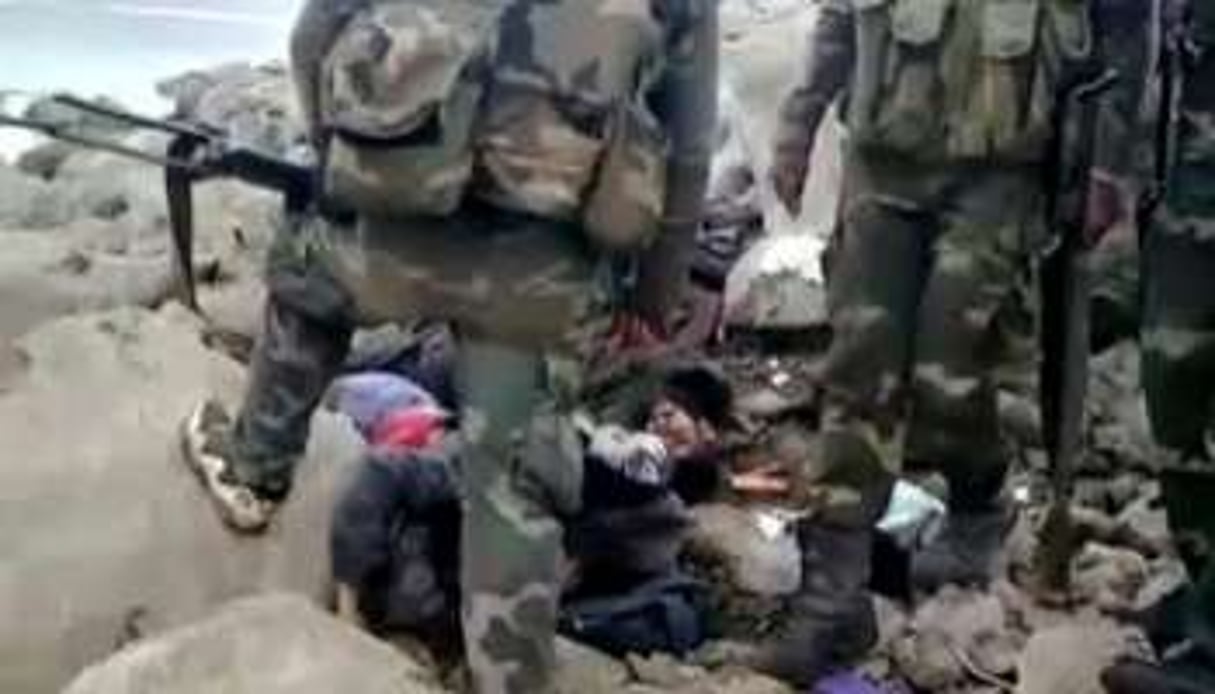 Vidéo montrant des soldats syriens devant les corps de civils tués à Rastan (province de Homs). © AFP / You Tube