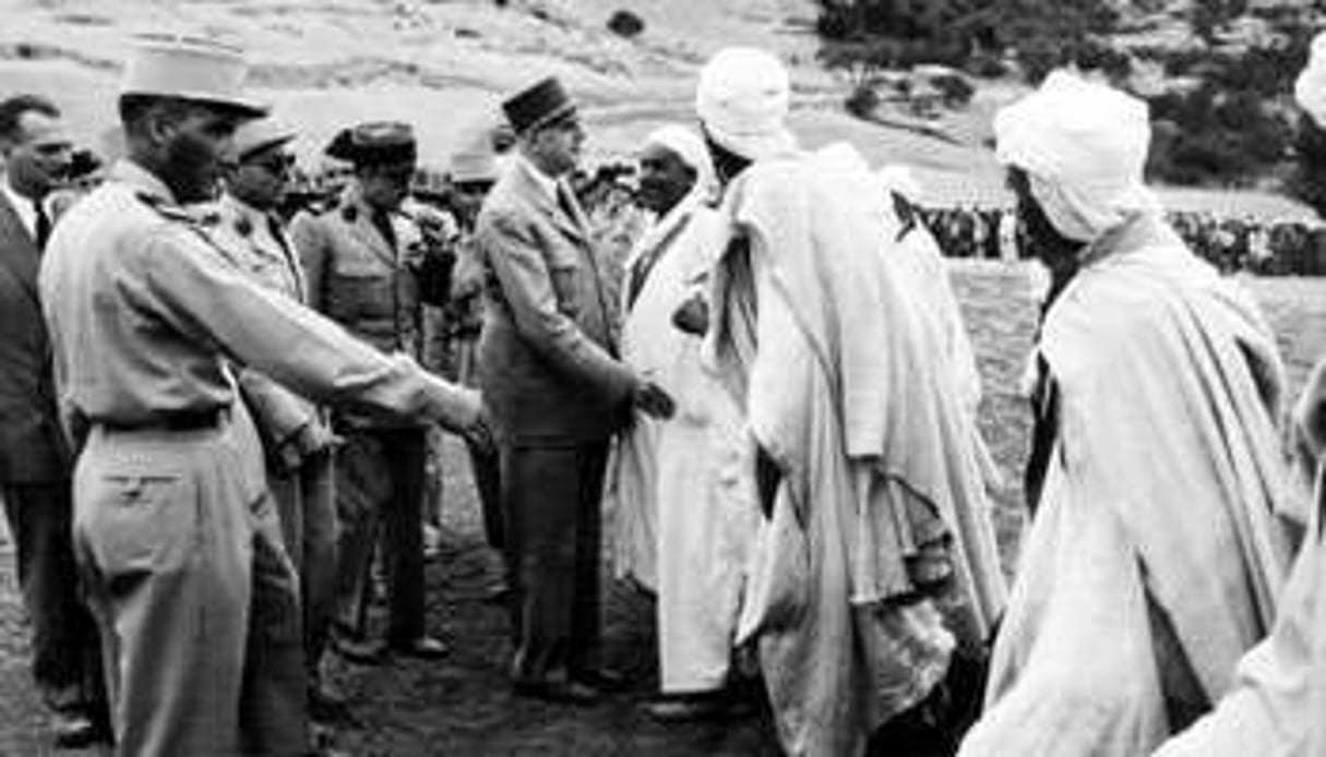 Le général Charles de Gaulle discute le 30 août 1959 avec des habitants de Zommorah. © AFP