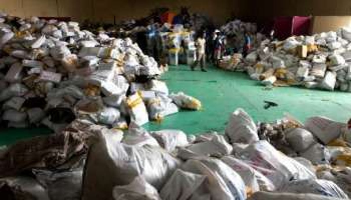 Un hangar où sont entreposés des sacs remplis de bulletins de vote, à Kinshasa, le 3 décembre. © AFP